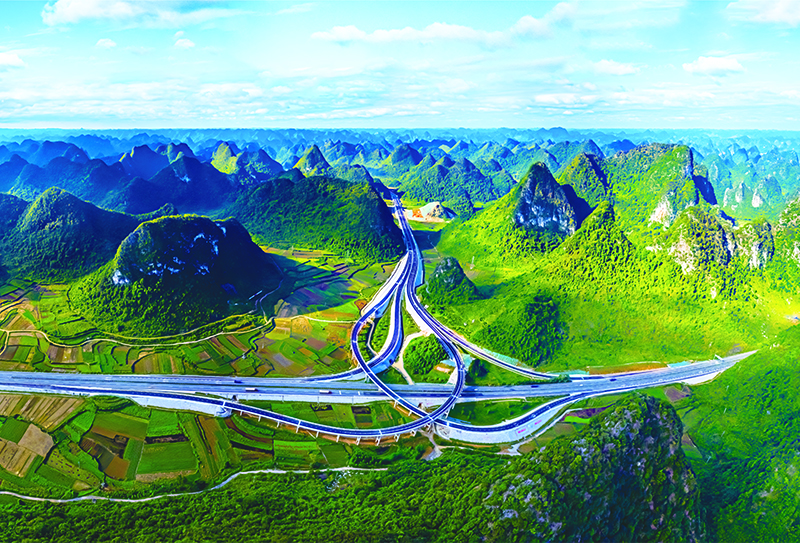 岳圩樞紐互通與周邊路景風(fēng)光融為一體，綠意盎然.jpg