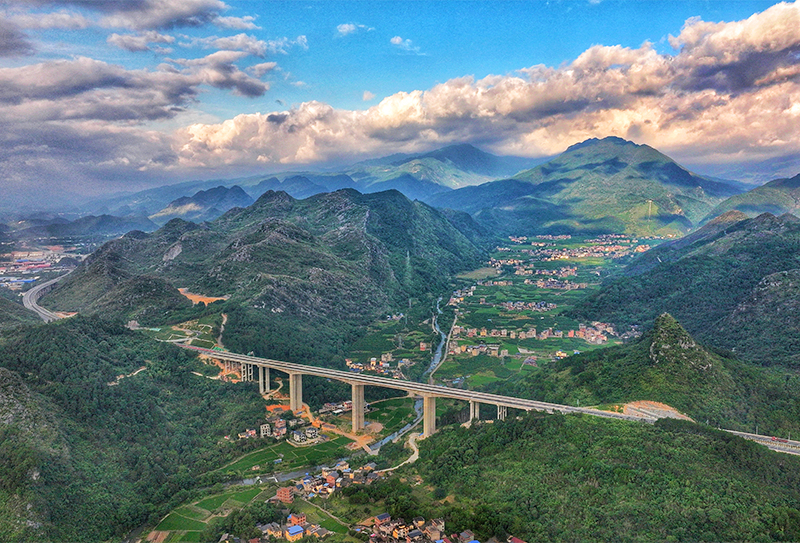 陸家坪高架大橋橫跨天塹，氣勢如虹。.jpg