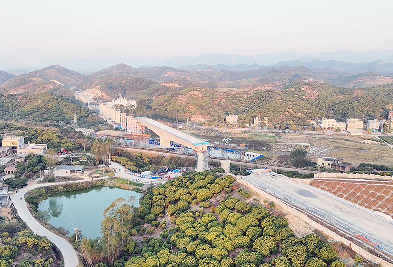 南珠高鐵玉岑段跨益湛鐵路萬噸轉(zhuǎn)體梁完成轉(zhuǎn)體。封榮權(quán) 攝 (3).jpg