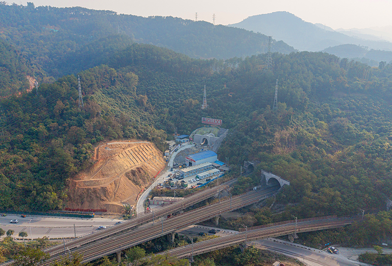 黃百鐵路迎山2號(hào)隧道航拍2。秦塬棋 攝.jpg