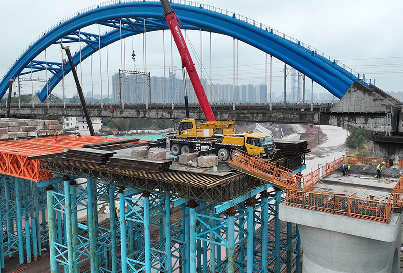 欽州東至欽州港鐵路增建二線欽江雙線特大橋施工現(xiàn)場。陳磊 攝.jpg