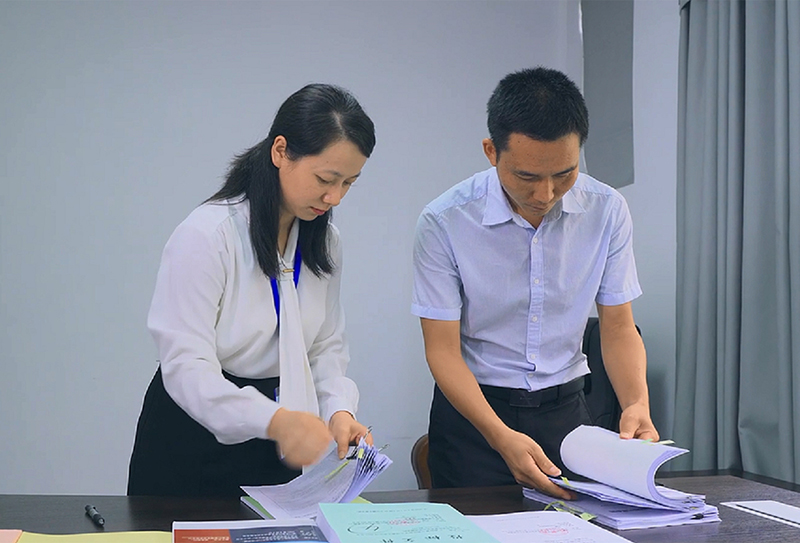 宏冠公司工作人員清點(diǎn)投標(biāo)文件.jpg