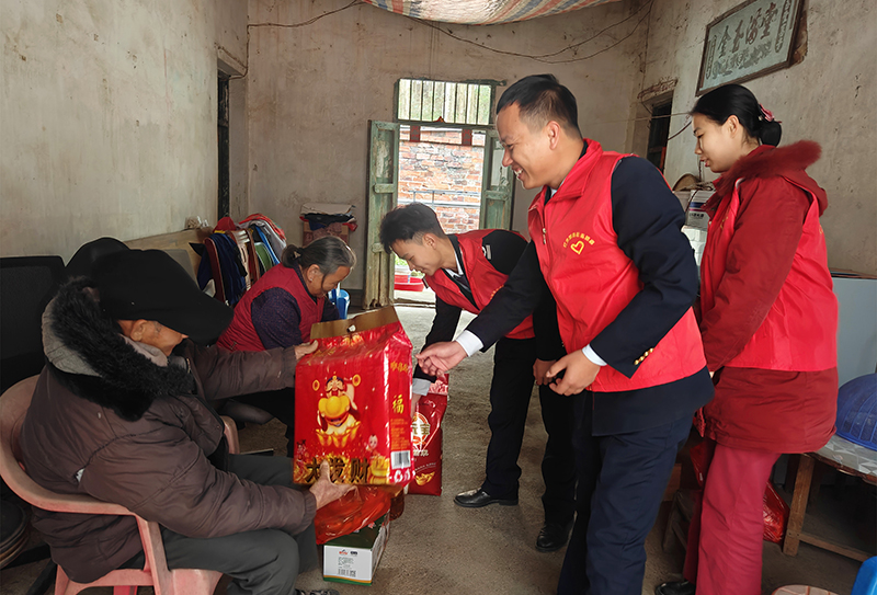崇左送上慰問品.jpg