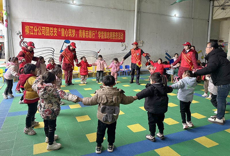 圖為青年志愿者與小朋友歡樂互動(dòng).jpg
