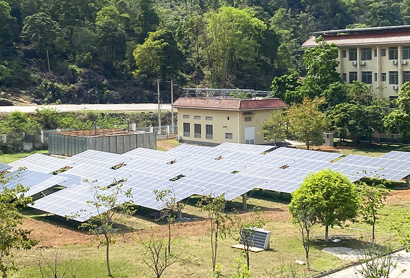 在龍邦收費(fèi)站布局太陽(yáng)能光伏發(fā)電設(shè)施.jpg