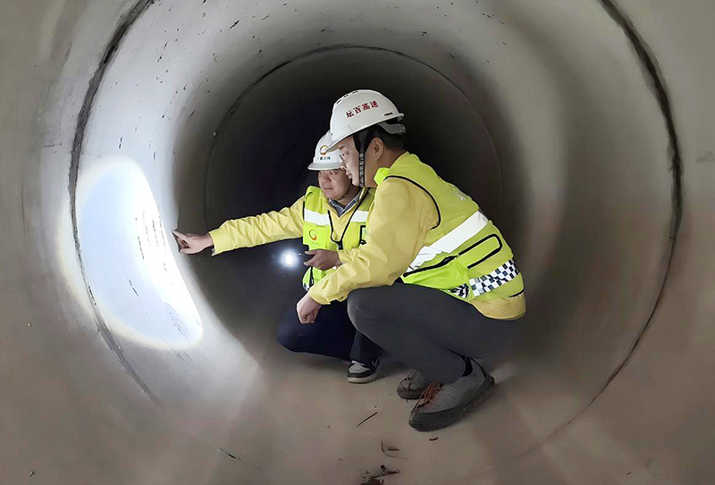 巡查隊(duì)伍對壇百高速全線路基邊坡橋涵、防洪排水設(shè)施等關(guān)鍵區(qū)域開展巡查1.jpg