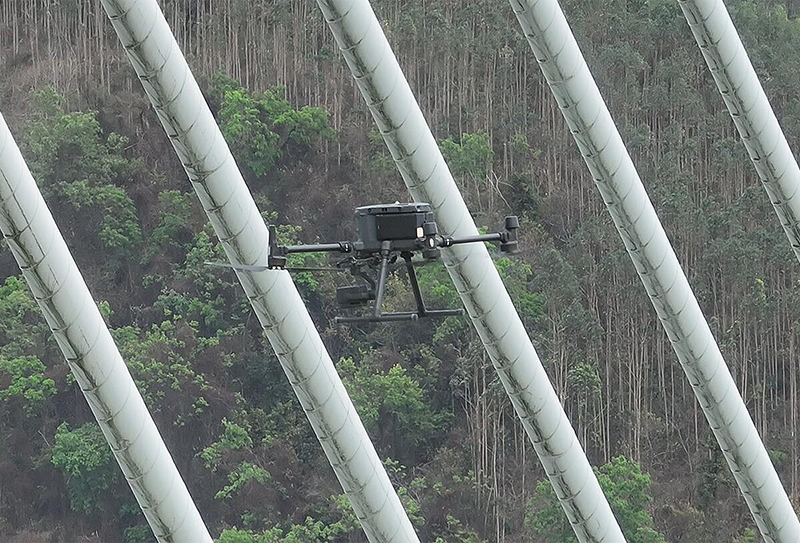 無人機按照設(shè)定航線自動飛行，對橋索進行檢測.jpg
