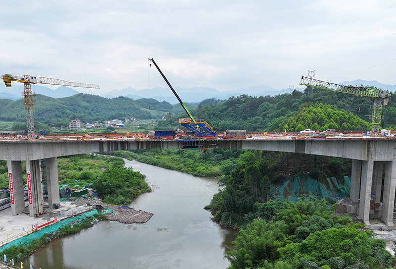 荔浦連線高速公路項(xiàng)目荔浦河大橋主橋合龍現(xiàn)場.jpg