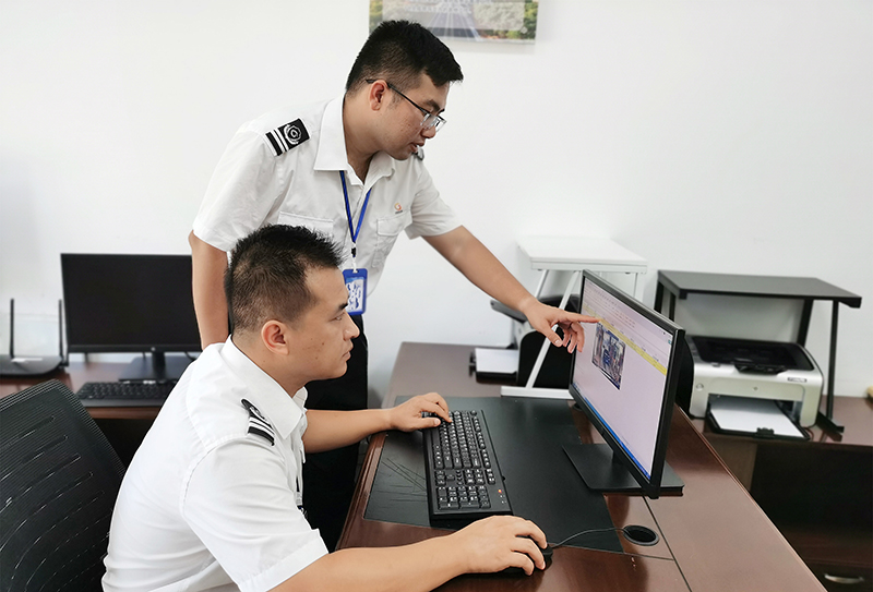圖為稽核人員正在日常篩查數(shù)據(jù).jpg
