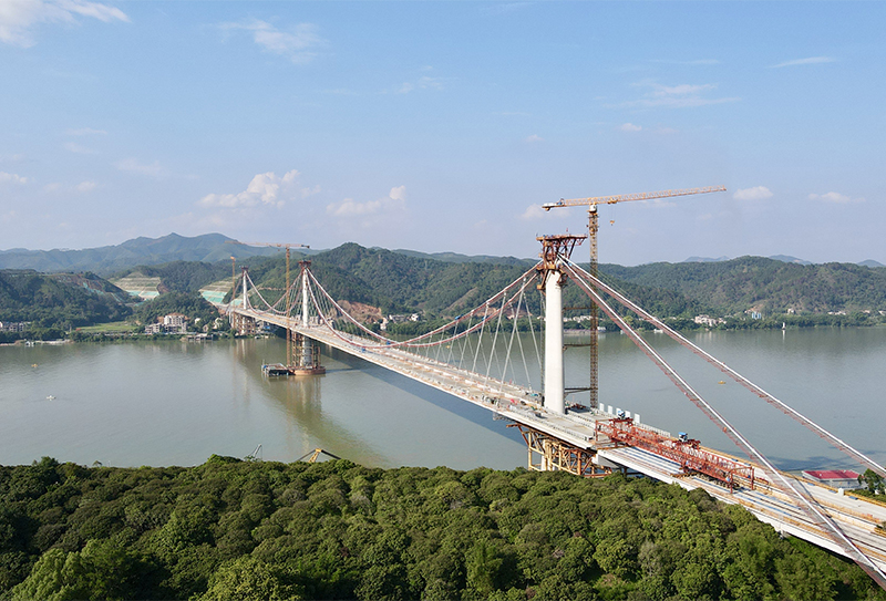 世界最大跨徑獨(dú)柱式三塔空間纜懸索橋——蒼容潯江大橋順利實(shí)現(xiàn)合龍（廣西交通投資集團(tuán)供圖）.jpg