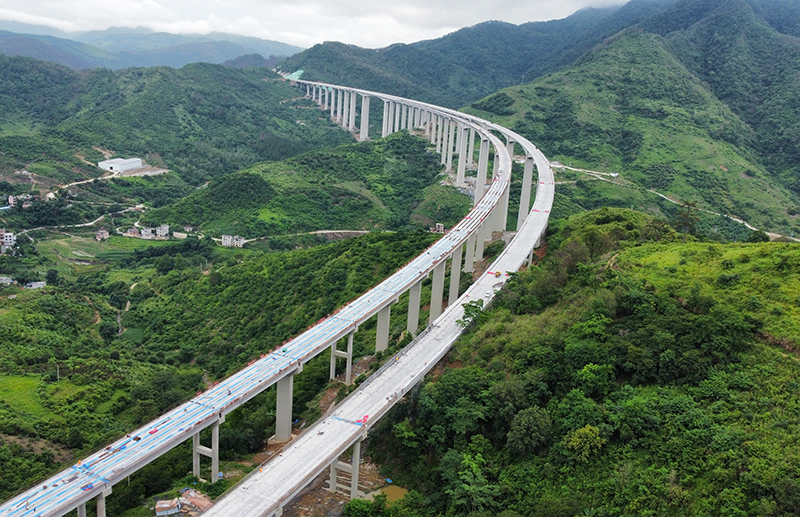 廣西第一高墩多跨連續(xù)剛構橋——樂望高速雅長特大橋.jpg