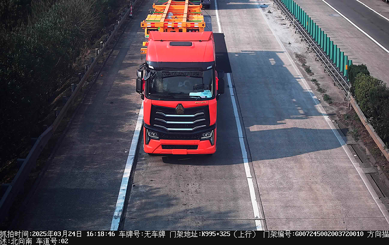 圖為臨時(shí)牌照貨車?yán)肙BU設(shè)備“跑長(zhǎng)買短”.jpg