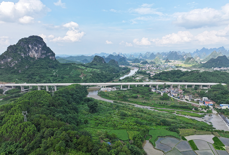 荔浦連線高速公路項(xiàng)目荔浦河大橋全幅貫通.jpg